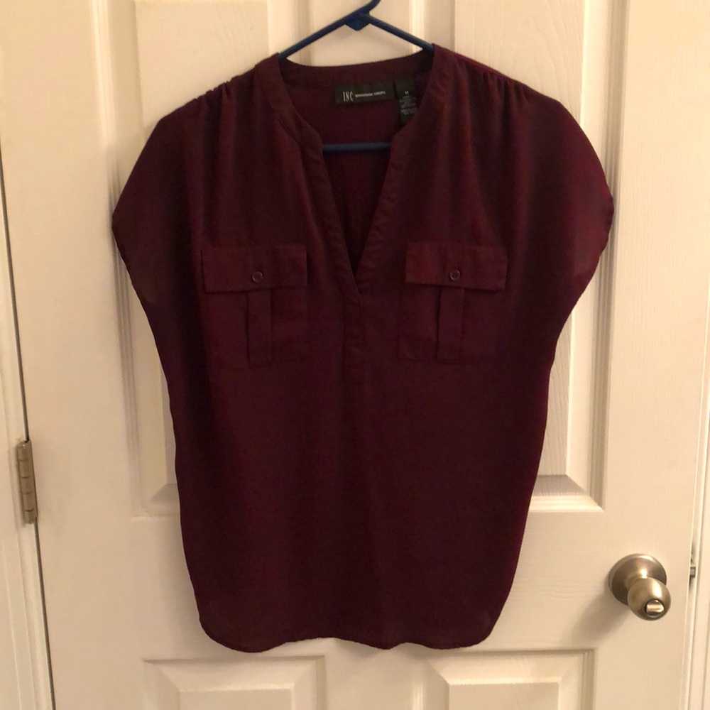 Burgundy shirt sleeve shirt